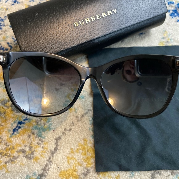 New in box Burberry Sunglasses - Picture 16 of 16